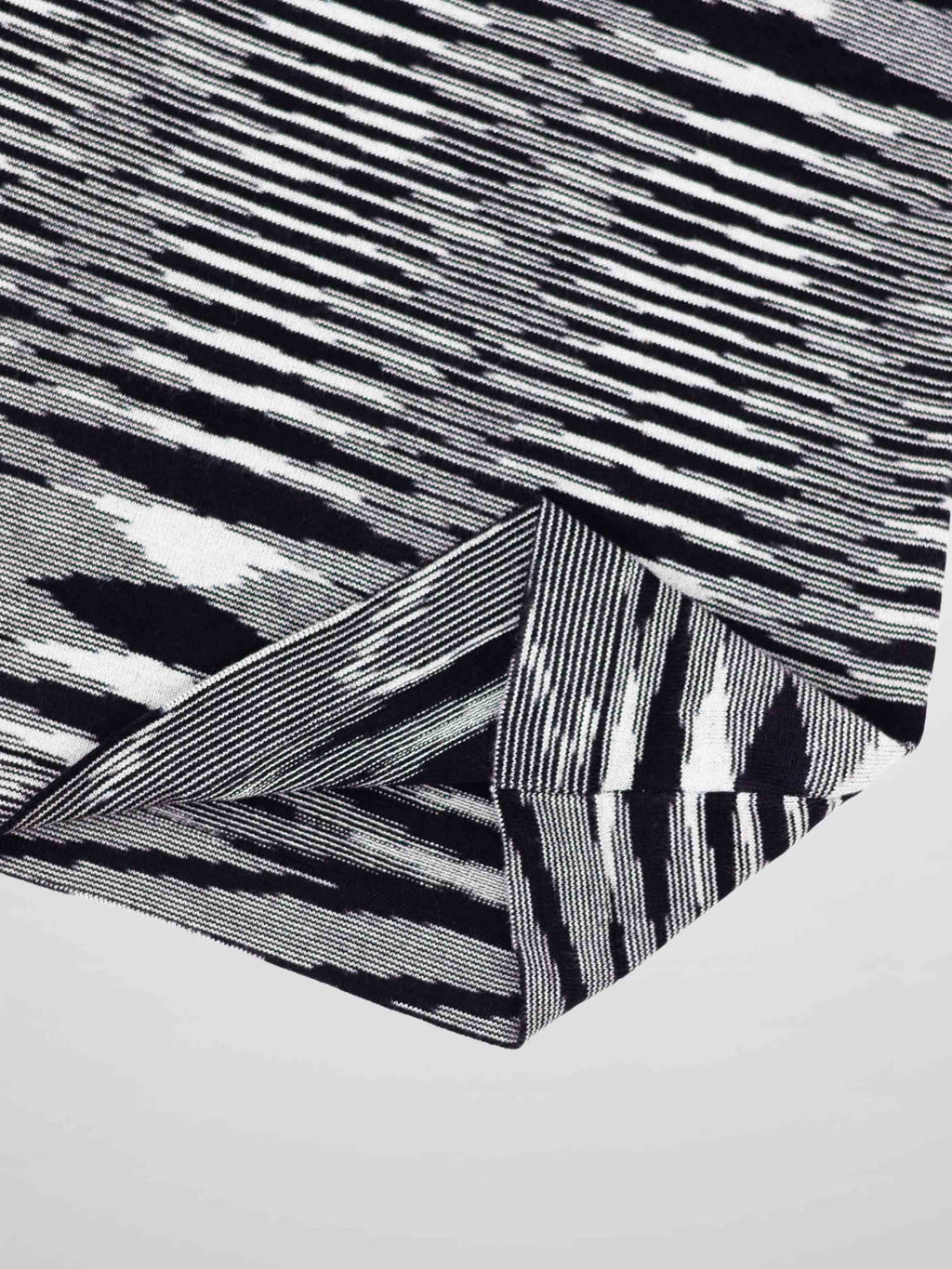 Abstract Stripe Knit Turtleneck-Black