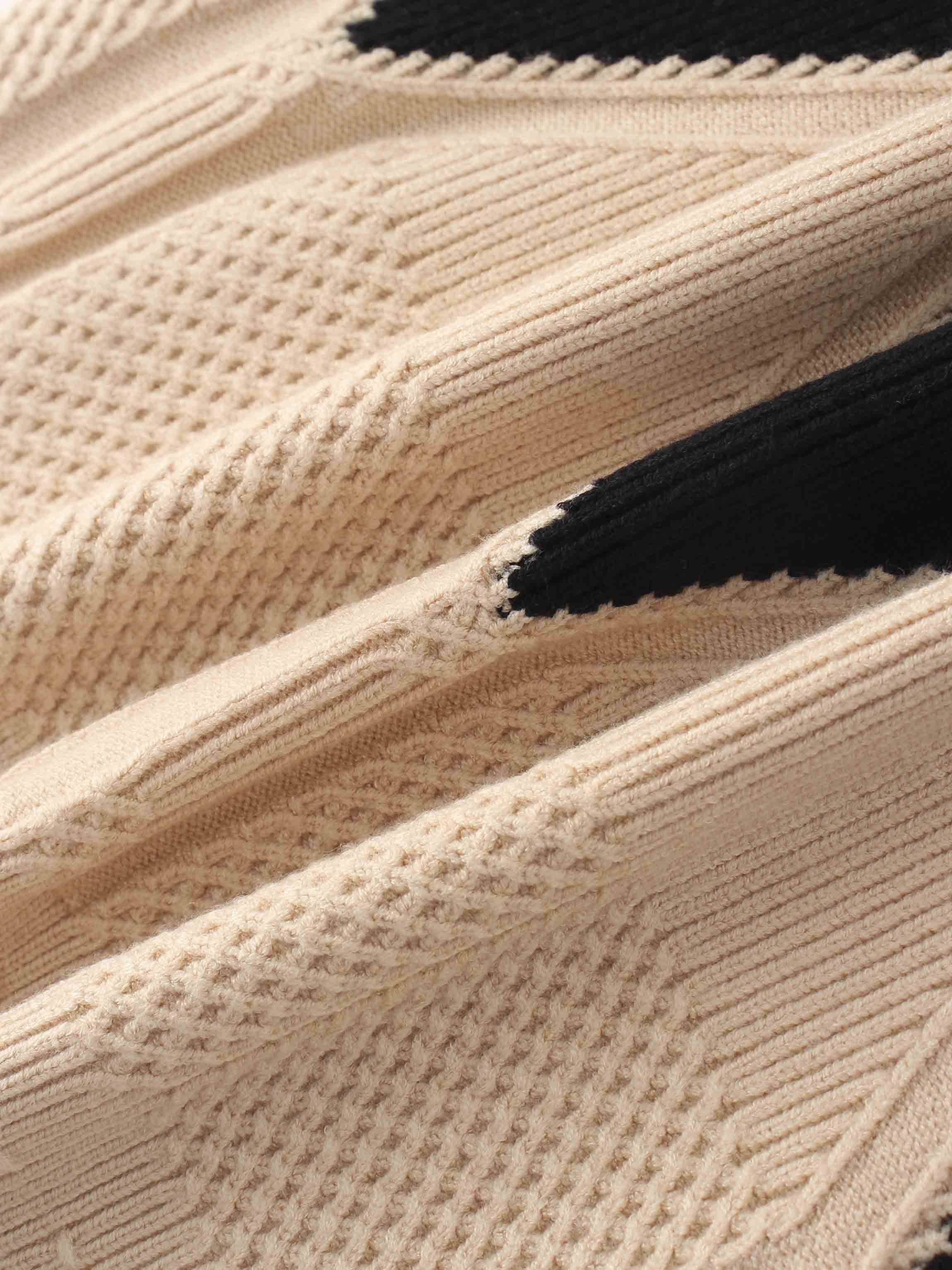 Center Diamond Sweater-Ivory/Black