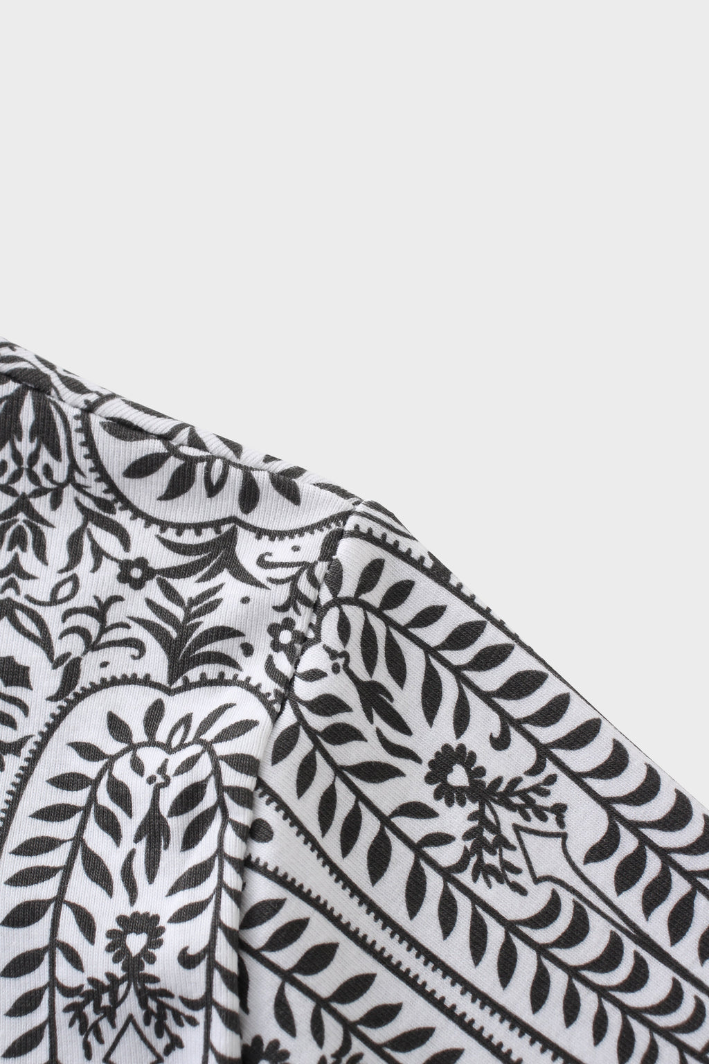 Basic Printed T-shirt-Paisley Vines Black
