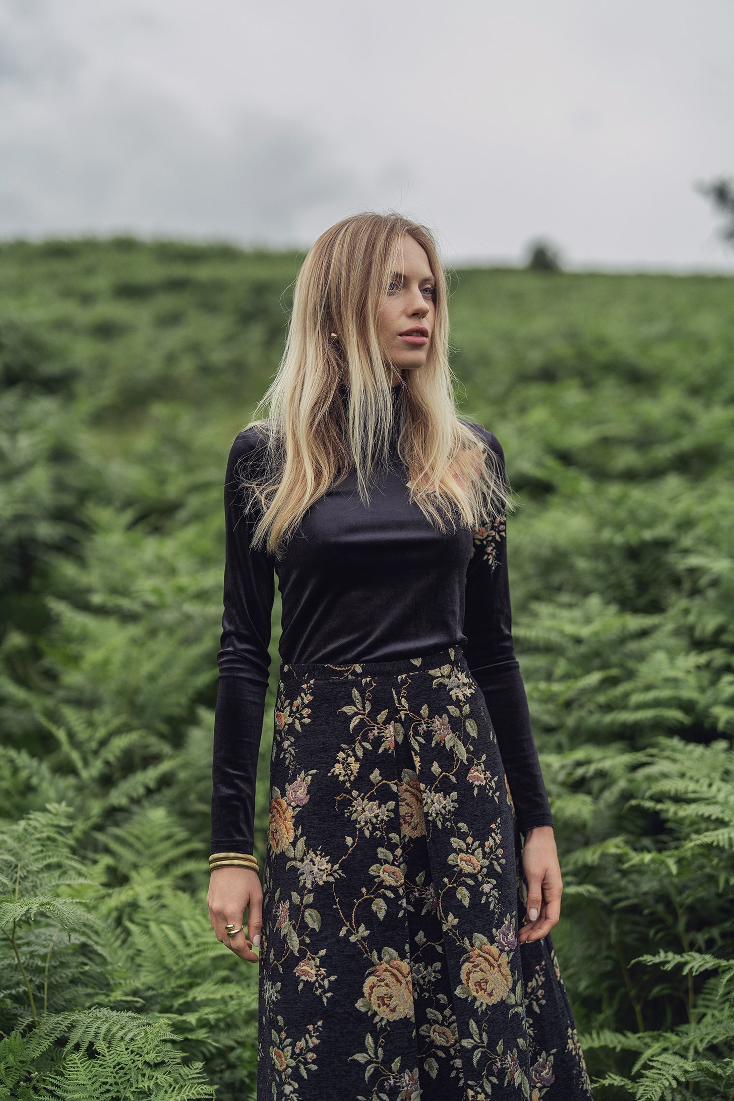 Flower Printed Velour Turtleneck-Black